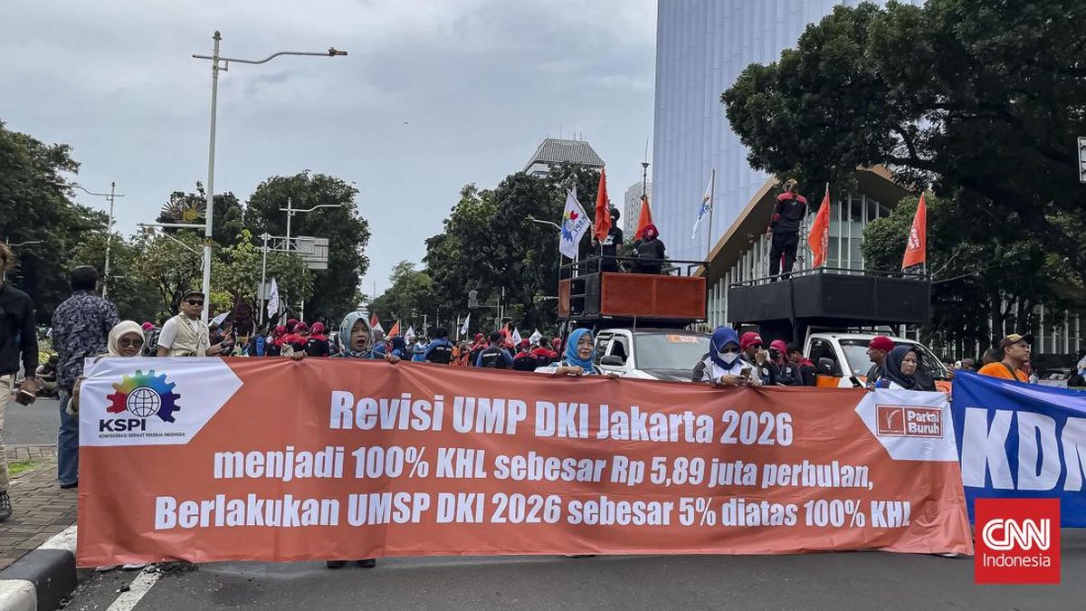 Massa Demo Buruh Berdatangan, Polisi Tutup Jalan Medan Merdeka Selatan