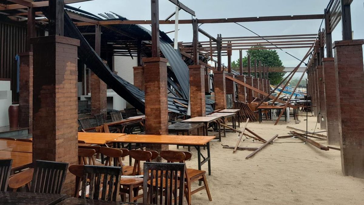 Sejumlah Kafe di Pantai Jimbaran Bali Rusak Dihantam Angin Kencang