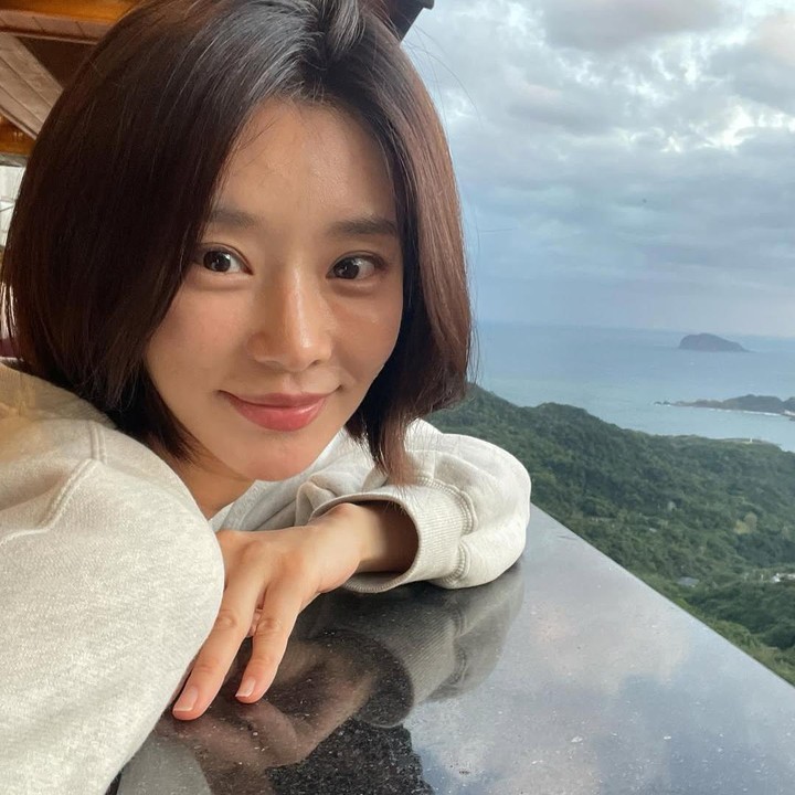 <p>Drakor Spring Fever menceritakan hubungan antara guru SMA yang berhati dingin dan seorang laki-laki pembuat onar, yang dibalut dengan kisah romansa dan komedi. Ini pertama kalinya Lee Joo Bin berperan sebagai seorang guru, lho (Foto: Instagram @hellobeen)</p>