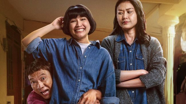 Sinopsis Suka Duka Tawa tentang komika mendadak populer setelah menceritakan luka lama dengan ayahnya menjadi materi komedi.