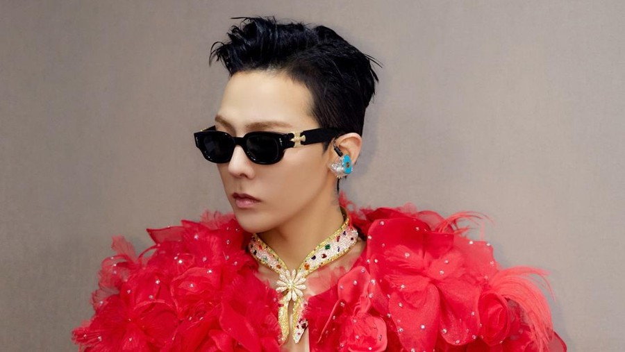 Gaya G-Dragon memakai bandana terbuat dari lempeng emas dan berhias permata di Melon Music Awards 2025&period;
