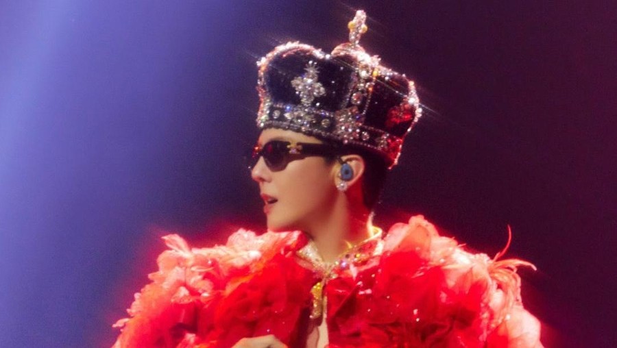 Gaya G-Dragon memakai bandana terbuat dari lempeng emas dan berhias permata di Melon Music Awards 2025&period;