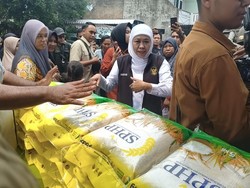 Gubernur Khofifah Gelar Pasar Murah-Bagi Beras Gratis di Sidoarjo