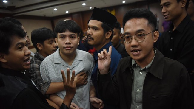 LBH Jakarta menyebut Majelis Hakim Pengadilan Negeri Jakarta Pusat mengabulkan permohonan pengalihan penahanan Delpedro Marhaen dan kawan-kawannya.