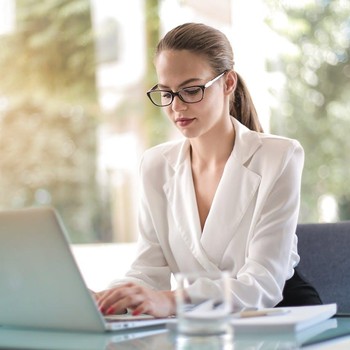 7 Ciri Karyawan Teladan yang Mudah Disukai Atasan, Kamu Termasuk?