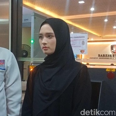 Bantah Gadai Mobil Anak Tanpa Izin Virgoun, Ini Sumber Kekayaan Inara Rusli