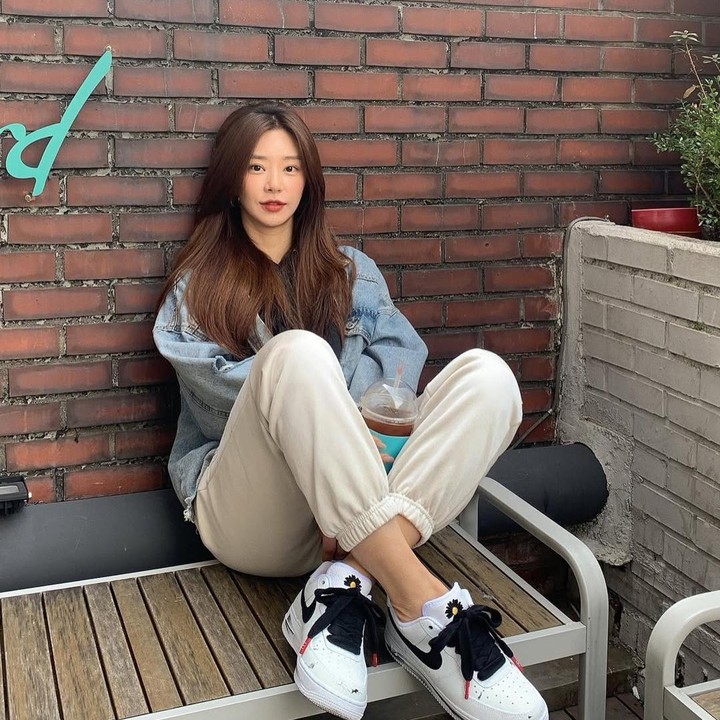 <p>Jaket denim dan celana jogger yang dipakai Lee Joo Bin pada potret ini juga tampak sempurna. Gaya seperti ini bisa dijadikan referensi bagi Bunda bila ingin memakai outfit yang santai, simpel, tapi tetap jadi cewek keren. (Foto: Instagram @hellobeen)</p>