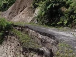 Jalan Poros Pinrang-Toraja Nyaris Putus Akibat Longsor, Mobil Tak Bisa Lewat