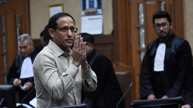 Majelis hakim PN Tipikor Jakarta menolak eksepsi Nadiem Makarim dalam kasus dugaan korupsi pengadaan laptop, melanjutkan pemeriksaan perkara.