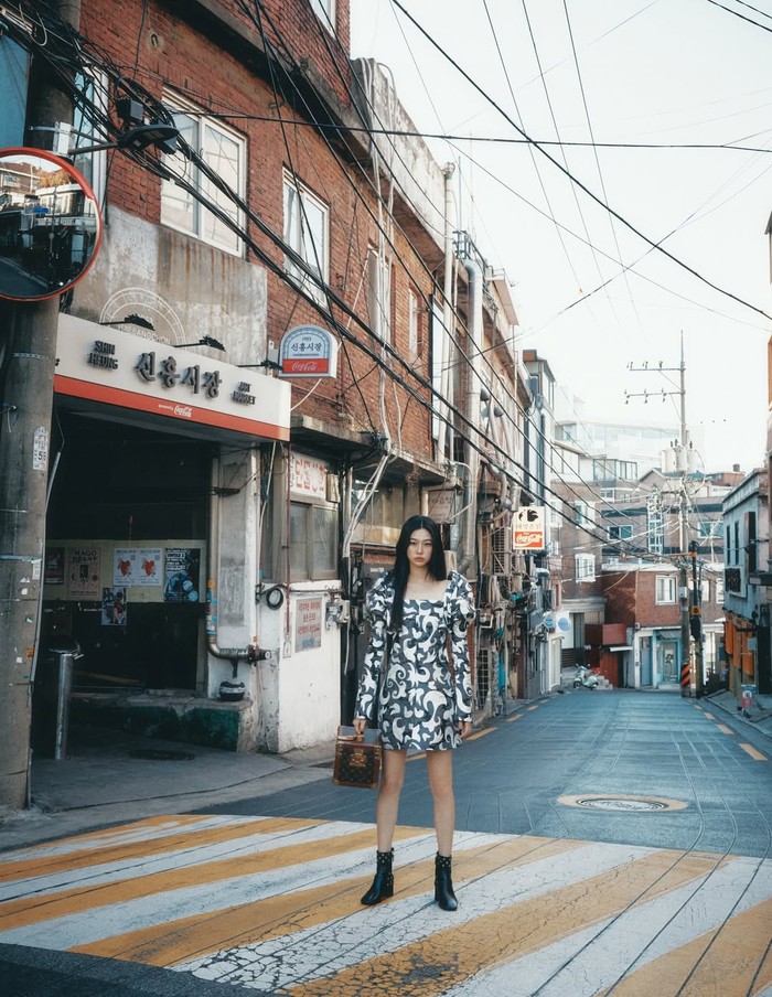 Jung Ho Yeon belum lama ini menarik perhatian publik melalui sederet hasil memesona pemotretannya yang memperkenalkan budaya Korea dalam sampul hingga halaman majalah Figaro Japon edisi Januari 2026./ Foto: instagram.com/hoooooyeony