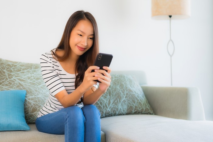 Bunyi notifikasi pesan terus-menerus dari group chat bisa membuat introvert cukup tidak nyaman, meskipun mereka menyukai orang-orang yang ada di grup tersebut.