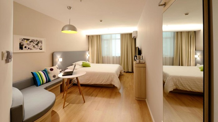 Hotel red flag hanya menampilkan foto yang tampak palsu, terlalu banyak diedit, atau generik. Hotel yang punya reputasi baik akan menampilkan foto profesional dan akurat.