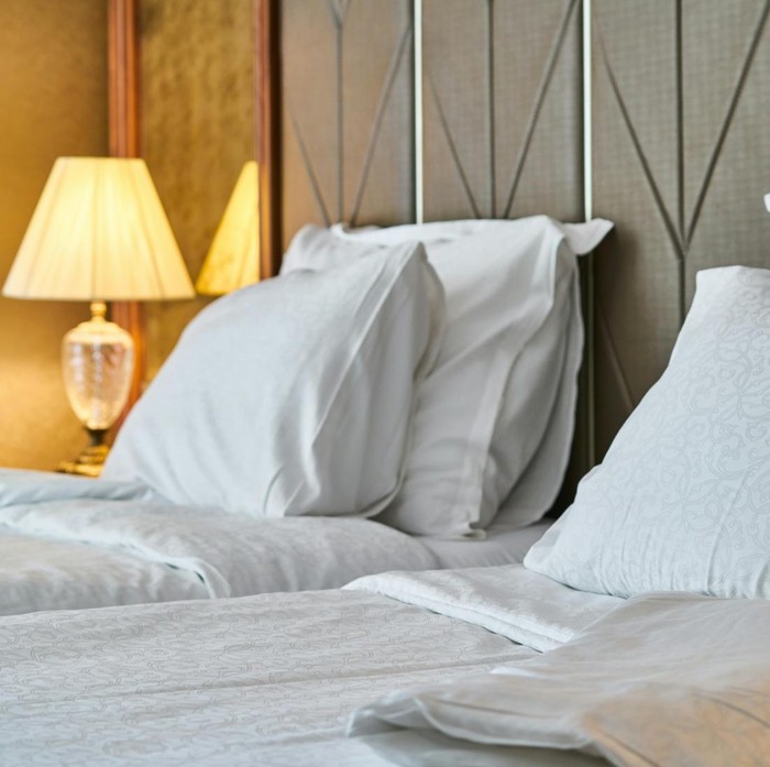 Ulasan hotel dari tamu juga penting untuk dibaca. Cari ulasan terbaru yang bagus.