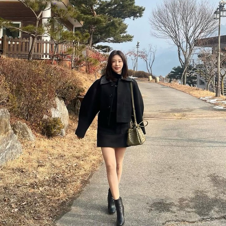 <p>Karena tubuhnya yang tinggi dan proporsional, Lee Joo Bin pun juga cocok memakai outfit yang memadukan antara <em>oversized cropped blazer</em> dengan rok pendek di atas lutut yang menampilkan kaki jenjangnya. (Foto: Instagram @hellobeen)</p>
