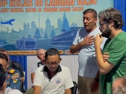 Momen Keluarga Mohon Tim SAR Lanjutkan Pencarian 1 Anak Pelatih Valencia