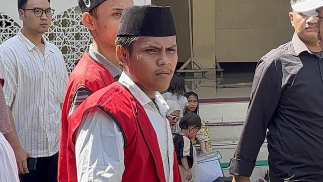 Keluarga menemukan luka lebam di jenazah Alfarisi, tahanan demo yang meninggal dunia di Rutan Surabaya.