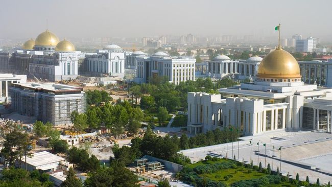 Ibu kota Ashgabat di Turkmenistan mencuri perhatian lantaran arsitektur kotanya yang unik berlapis marmer berwarna putih.