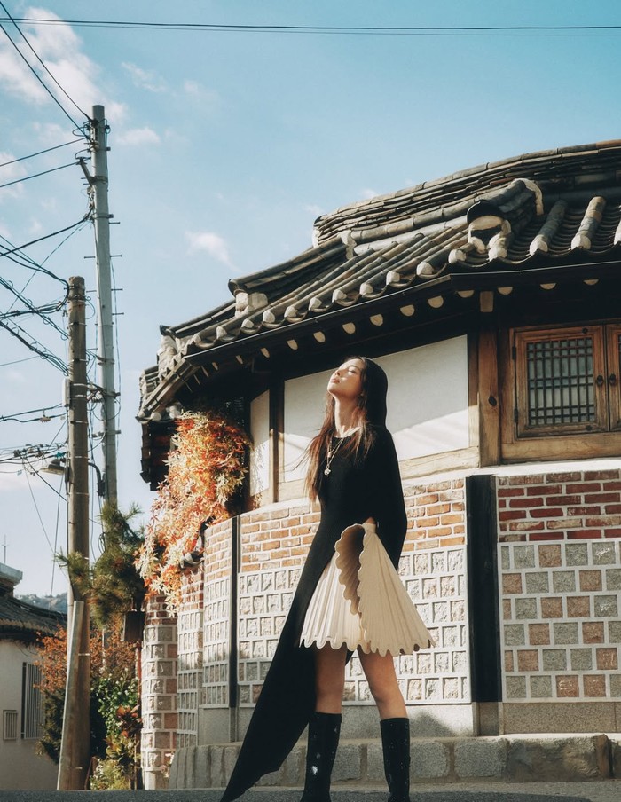Kota Seoul saat ini tentu masih melestarikan budayanya sebagaimana Jung Ho Yeon yang mengenakan rok hanbok bergaya modern dipadukan baju hitam berpotongan asimetris menyimbolkan bersinggungnya budaya modern dan tradisional./ Foto: instagram.com/hoooooyeon