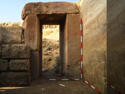 Kuil Berusia 4.500 Tahun Ungkap Cara Pengamatan Astronomi Mesir Kuno, Dengan Atap?