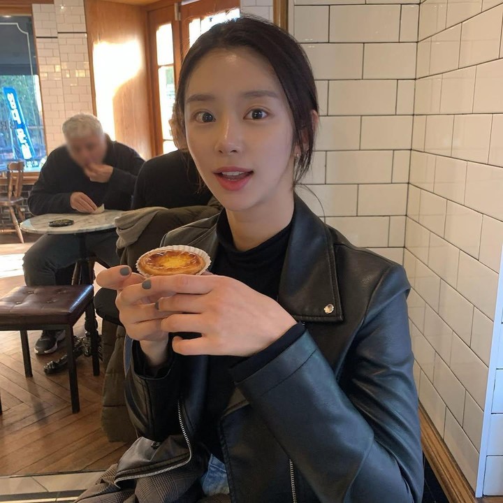 <p>Lee Joo Bin pun juga tak kalah menawan dalam balutan jaket kulit hitam yang terlihat di potret ini. Bahkan, banyak penggemar yang memujinya kecantikannya, seperti "You are very pretty," ucap akun Instagram @cuesta*****. (Foto: Instagram @hellobeen)</p>