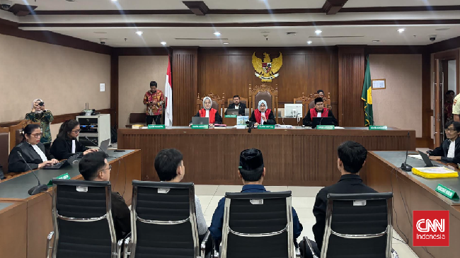 Majelis hakim PN Jakarta Pusat menyatakan dakwaan pertama Delpedro dkk gugur, namun dakwaan kedua hingga keempat dilanjutkan untuk diperiksa dalam peradilan.