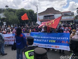 Massa Buruh Geruduk Kantor Gubernur DIY Tolak Besaran UMP-UMK