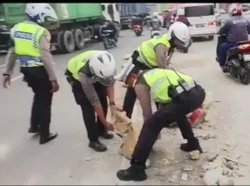 Aksi Polisi Bersihkan Puing Beton Barrier Usai Ditabrak Mobil di Kota Bekasi