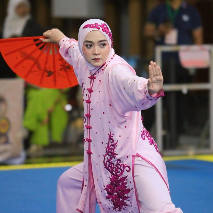 <p>Perempuan 40 tahun ini menyebut persiapan yang dilakukan cukup singkat, yaitu kurang lebih tiga minggu. &ldquo;Aku yang latihan kurang lebih cuman 3 minggu tapi A<em>lhamdulillah</em> tetap bisa memberikan hasil yang memuaskan,&rdquo; tulis Nuri.&nbsp;(Foto: Instagram @nurimaulida)</p>