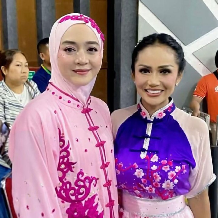 <p>Nuri mengaku pertandingan itu cukup menegangkan karena harus berhadapan dengan para senior wushu, termasuk penyanyi Krisdayanti. &ldquo;Bener-bener se-deg-degan itu lawan para senior WUSHU lainnya&hellip;apalagi bareng sama Mimi <em>@krisdayantilemos</em> yang sudah PRO banget. Bangga dan senang banget bisa satu lapangan di kategori SHANZI sama Mimi,&rdquo; tuturnya.&nbsp;(Foto: Instagram @nurimaulida)</p>