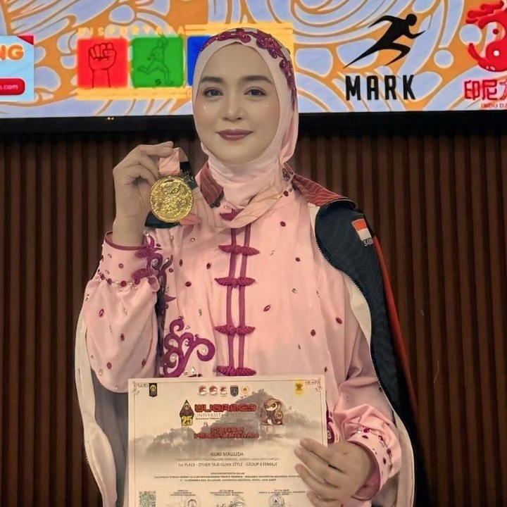 <p>Siapa sangka, pertandingan perdana Nuri yang satu ini berbuah manis. Sang artis berhasil meraih medali emas, lho. &ldquo;<em>Alhamdulillah</em> di jurus kedua bisa dapetin medali emas,&rdquo; ungkap Nuri.&nbsp;(Foto: Instagram @nurimaulida)</p>