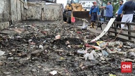 Mahasiswa Geruduk Kantor Walkot Tangsel, Tumpahkan Sampah 2 Truk