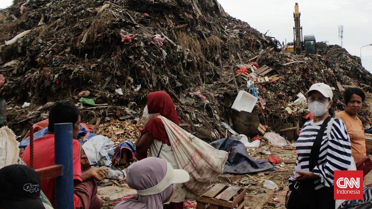 FOTO: Penampakan Gunungan Sampah di Pasar Kramat Jati