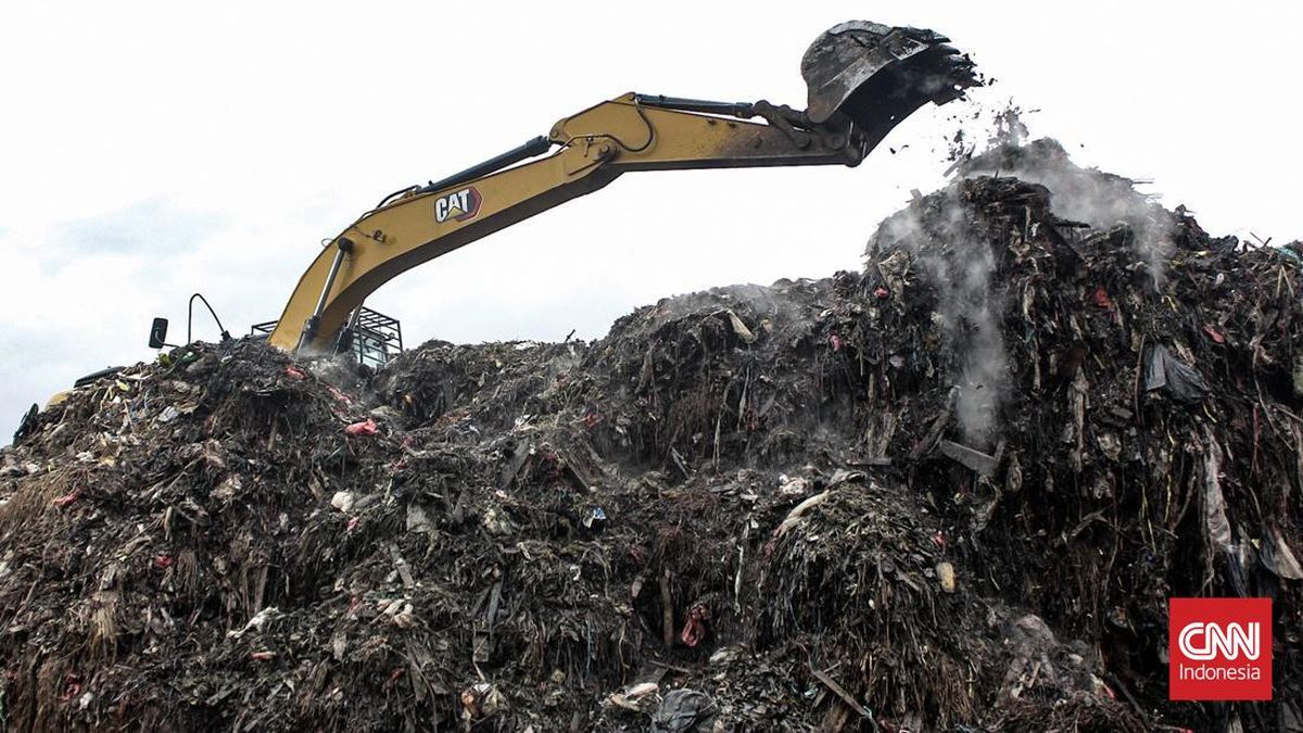 FOTO: Penampakan Gunungan Sampah di Pasar Kramat Jati