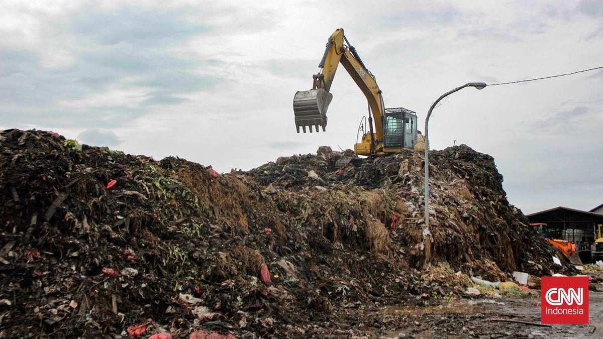 FOTO: Penampakan Gunungan Sampah di Pasar Kramat Jati
