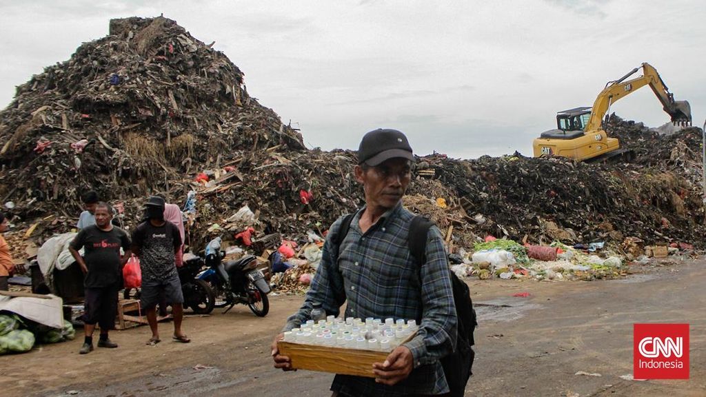 FOTO: Penampakan Gunungan Sampah di Pasar Kramat Jati