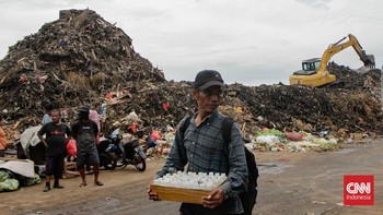 FOTO: Penampakan Gunungan Sampah di Pasar Kramat Jati