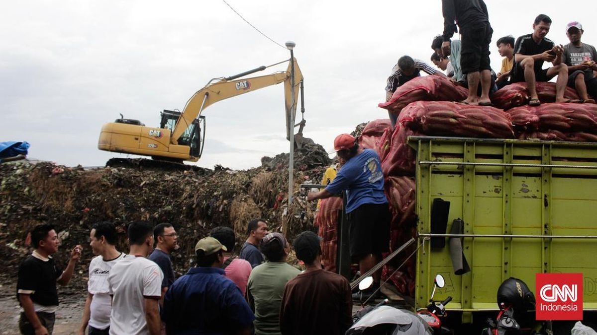 FOTO: Penampakan Gunungan Sampah di Pasar Kramat Jati