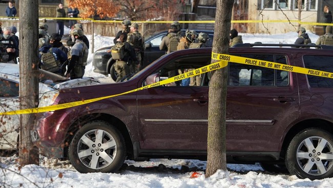 Petugas ICE menembak mati perempuan di Minneapolis, memicu kemarahan Wali Kota dan Gubernur. Donald Trump menyebut tindakan petugas sebagai pembelaan diri.