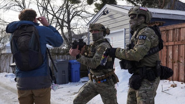 Seorang petugas Immigration and Customs Enforcement (ICE) menembak seorang pria Venezuela di Minneapolis, AS, pada Rabu (14/1) malam waktu setempat.