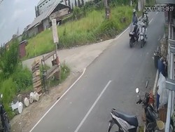 Video: Aksi Penjambretan di Palembang, Emak-emak Sampai Jatuh dari Motor