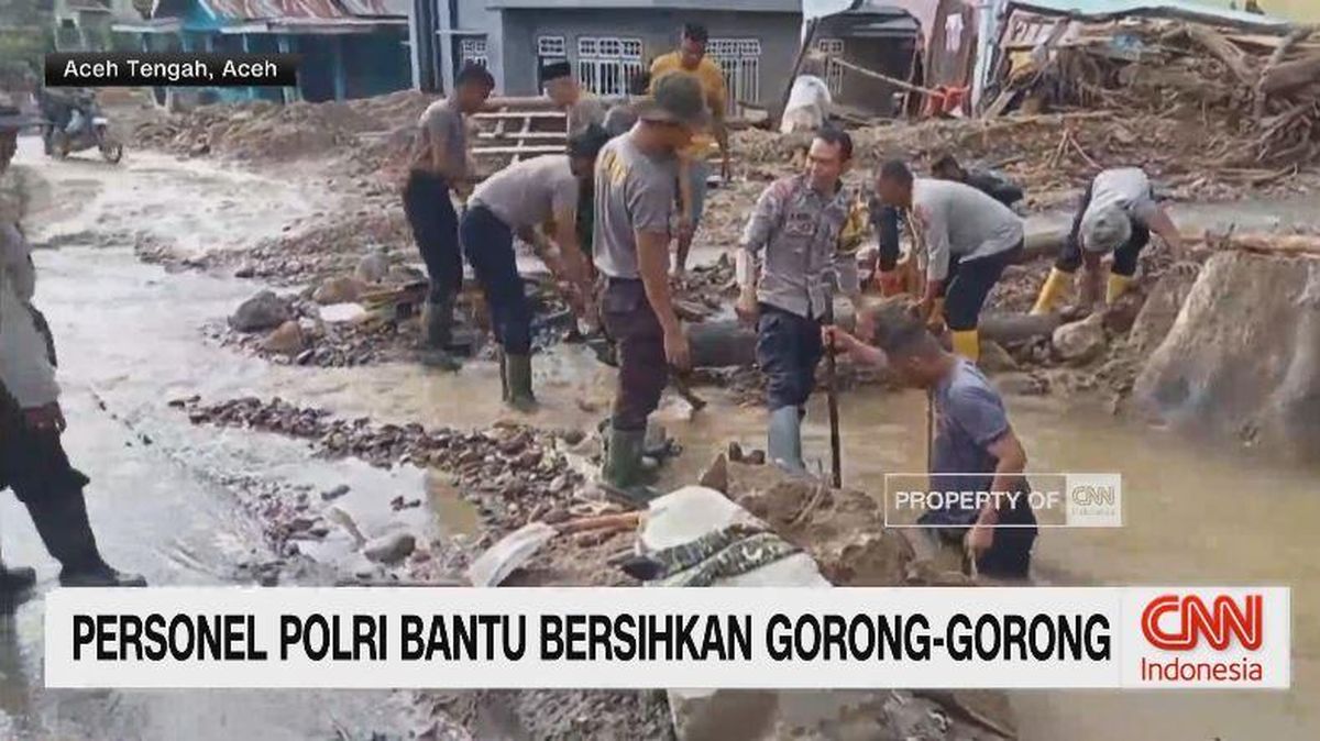 VIDEO: Personel Polri Bantu Bersihkan Gorong-Gorong