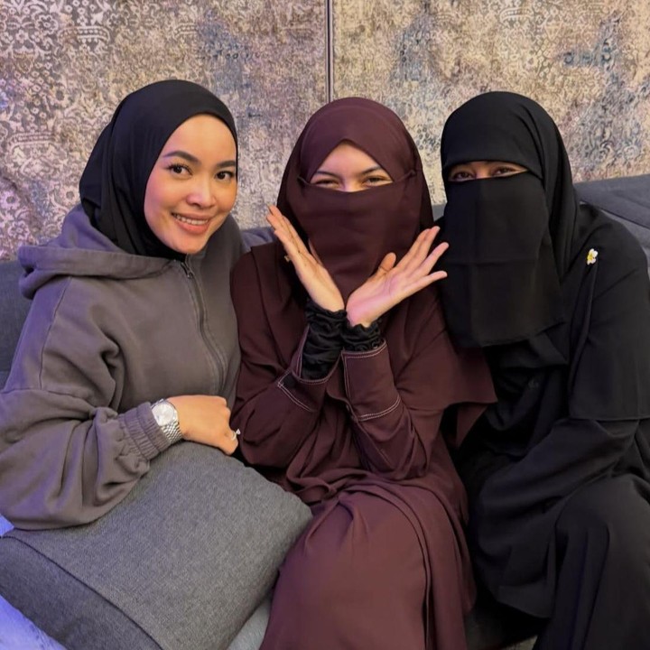 <p>Belum lama ini, Mawa terlihat bertemu dengan Umi Pipik dan istri artis Alfie Afandy, Fitri Arifin. Dikelilingi oleh <em>circle</em> pertemanan yang baik, Mawa mendapatkan <em>support system </em>langsung dari Umi Pipik. "Apapun itu...<em>Wa kafaa billahi syahida</em>. Hayoo ummi yang mana," kata Umi Pipik, menilik dari akun Instagram <em>@_ummi_pipik_</em>. (Foto: Instagram @_ummi_pipik_)</p>