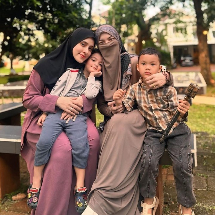 <p>Salah satunya artis Fairuz A Rafiq. Mawa berkesempatan untuk bertemu dan berbincang langsung dengan Fairuz. Momen kebersamaan mereka pun dibagikan melalui unggahan di akun Instagram <em>@fairuzarafiq.</em> "<em>Masyallah tabarakAllah</em>. Kamu <em>@wardatinamawa</em> terpilih ALLAH karena kuat dan bisa menghadapinya, maafkan mereka yang menyakiti dan tetap berjuang untuk mendapat keadilan. Denger banyak cerita kamu, kekuatanmu dan keceriaan Afnan, buat kakak semakin percaya bahwa ALLAH akan menyiapkan hal indah buat Mawa dan Afnan nanti," tulis Fairuz lewat Instagramnya. (Foto: Instagram @fairuzarafiq)</p>