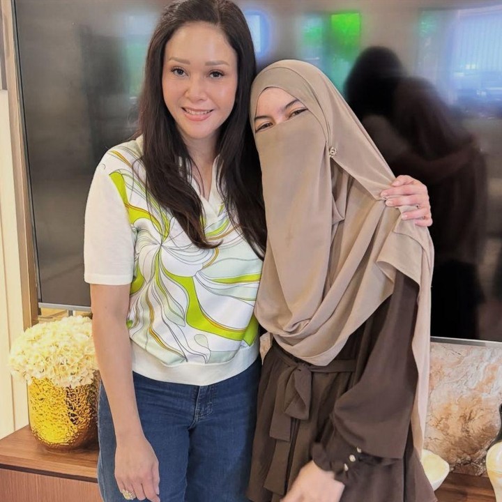 <p>Mawa juga sempat mengunjungi rumah Maia Estianty untuk berbagi cerita mengenai kehidupannya, Bunda. Lewat unggahan di Instagram, Mawa menyampaikan rasa terima kasihnya. "Bunda <em>@maiaestiantyreal</em> terima kasih sudah memberikan ruang untuk Mawa bercerita. Dalam masa yg terasa berat ini, kehadiran bunda bener2 menjadi penguat. Bunda tidak hanya mendengarkan, tapi juga memahami tanpa menghakimi, tanpa menyudutkan," ungkap Wardatina Mawa, dikutip dari akun Instagram <em>@wardatinamawa</em>. (Foto: Instagram @wardatinamawa)</p>