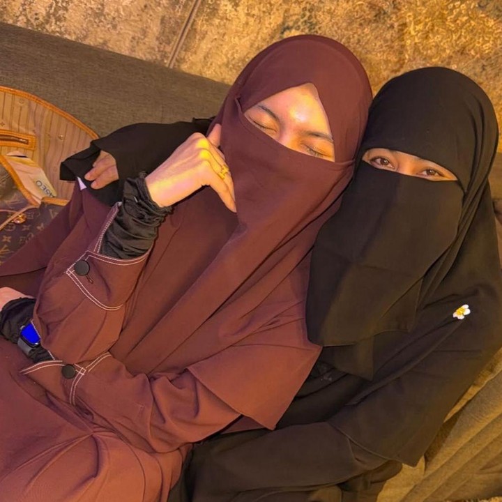 <p>Momen pertemuan Mawa dengan Umi Pipik sontak menjadi sorotan para netizen. Banyak yang memberi dukungan serta doa, seperti dari akun Instagram<em> @suc****</em> yang menulis, "<em>Alhamdulillah</em> wanita solehah bertemu..saling menguatkan..adem lihatnya,". "Semangat Mawa! Circle terbaik<em> support system</em> juara," ungkap <em>@ren****.</em> "Terimakasih Umi Pipik sudah merangkul ka Mawa," tambah <em>@haf****.</em> (Foto: Instagram @_ummi_pipik_)</p>