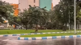 Belasan Kendaraan di Bandara Juanda Rusak Akibat Puting Beliung