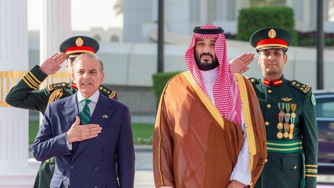 Raksasa Nuklir Muslim Lagi Susah, Raja Salman Bantu Rp 51 Triliun
