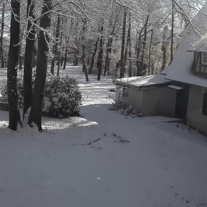 <p>Penyanyi Anggun C. Sasmi memiliki rumah di tengah hutan di kawasan Normandy, Prancis Utara. Rumah bergaya klasik Norwegia ini ditempati oleh Anggun bersama sang suami Christian Kretschmar dan putri semata wayangnya, Kirana. (Foto: Instagram @anggun_cipta)</p>