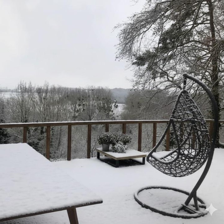 <p>Baru-baru ini, Anggun membagikan suasana rumahnya yang diselimuti salju. Salah satu bagian rumah uyang tertutup salju adalah balkon lantai atas rumah. Tempat ini biasanya dijadikan lokasi bersantai keluarga sambil menikmati pemandangan pepohonan yang asri. (Foto: Instagram @anggun_cipta)</p>