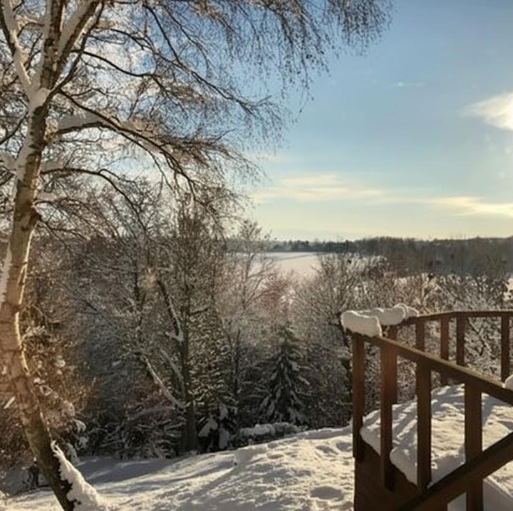 <p>Meski sedang musim salju, pemandangan indah dari balkon rumah anggun masih bisa dinikmati, Bunda. Dari balkon lantai atas, kita bisa melihat awan cerah hingga pemandangan mantahari terbit. (Foto: Instagram @anggun_cipta)</p>